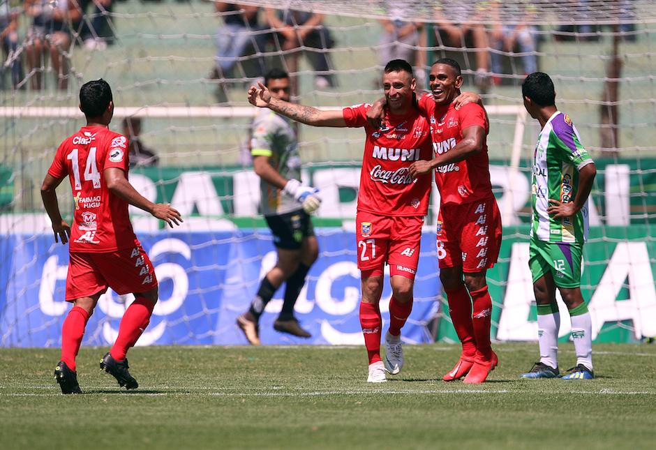Los Toros festejan la anotaci&oacute;n en el estadio Pensativo. (Foto: Cortes&iacute;a Sherly P&eacute;rez Ram&iacute;rez)