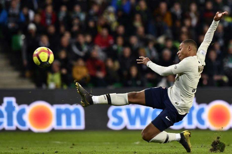 El momento justo en el que Kylian Mbapp&eacute; manda el bal&oacute;n al fondo de la porter&iacute;a. (Foto: AFP)