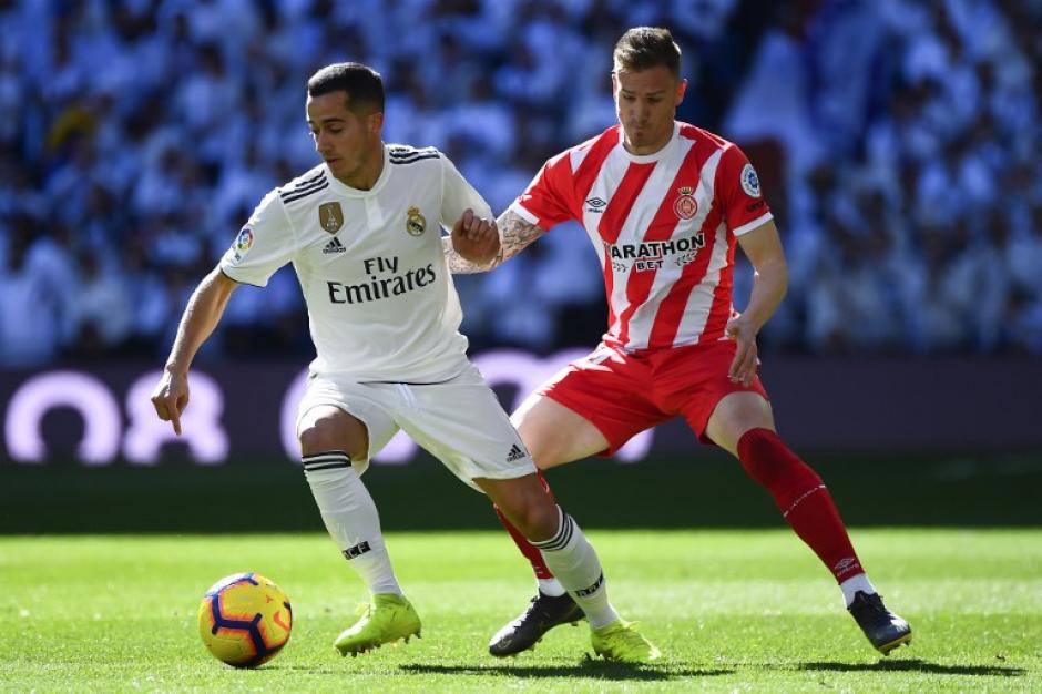 Lucas V&aacute;squez domina el bal&oacute;n durante el juego ante el Girona. (Foto: AFP)