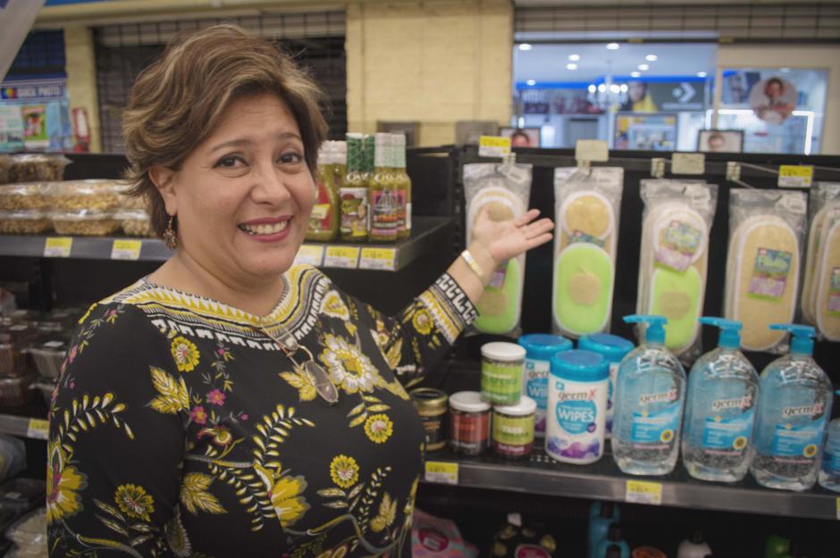 Una de las empresarias muestra con orgullo sus productos que se distribuyen en Walmart. (Foto: Melissa Menéndez/Soy502)