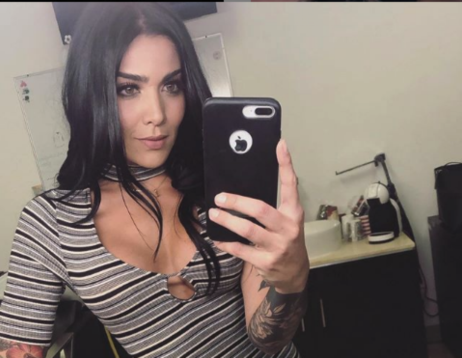 Erika Fern&aacute;ndez presentadora de Fox Sports se quita la ropa por amor a los perros. (Foto: Instagram)