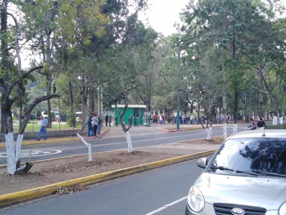 El bautizo se efectúa frente a uno de los edificios de la Facultad de Agronomía. (Foto:&nbsp;Caminante USAC/Facebook)