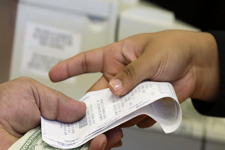 Un joven encontr&oacute; tirado un recibo de luz junto al dinero equivalente para realizar el pago (Foto ilustrativa: cleveland.com)