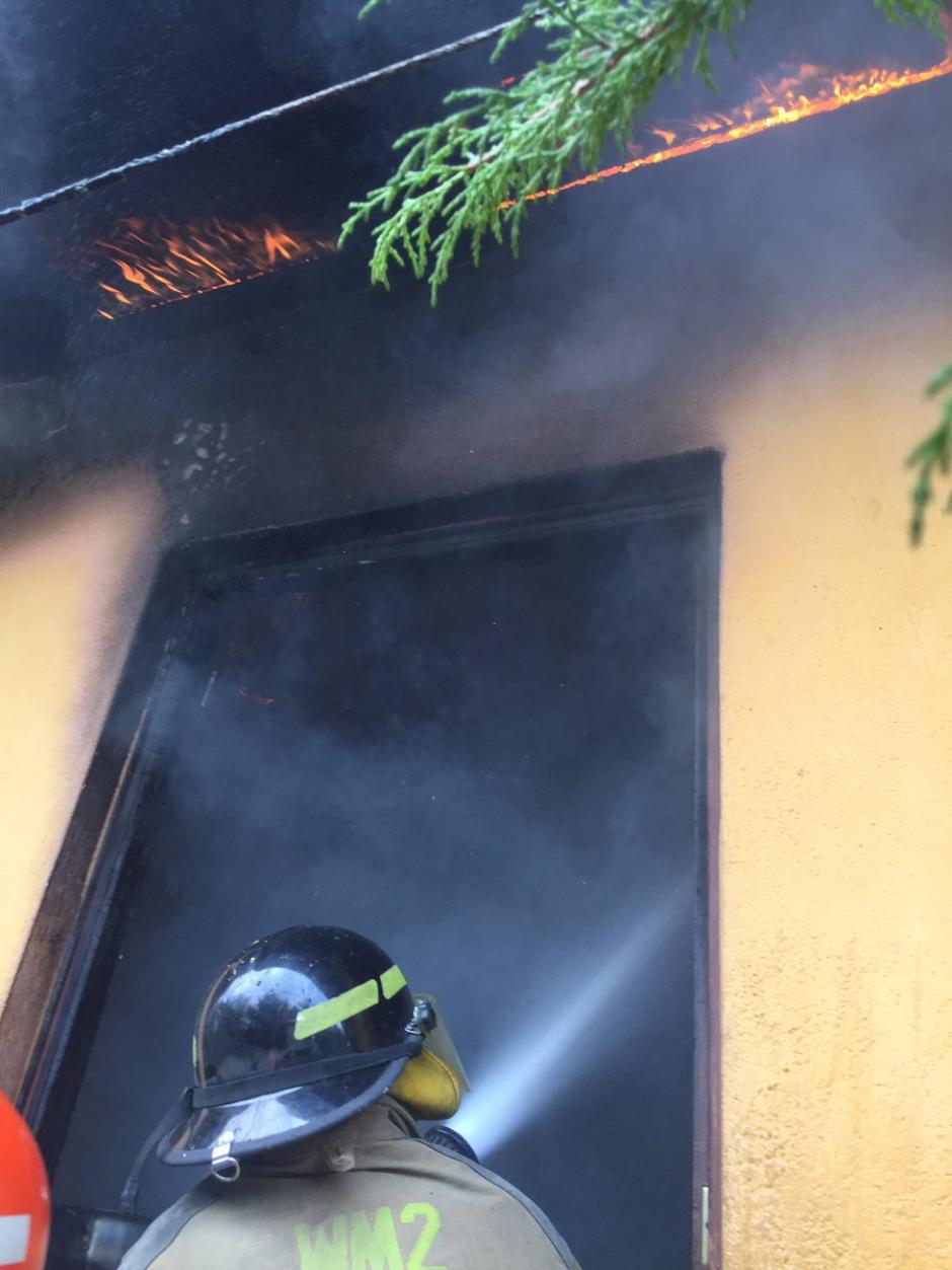 Los bomberos Voluntarios de Antigua Guatemala trabajan en apagar el incendio en el restaurante Arrin Cuan. (Foto: Bomberos Voluntarios de Antigua)&nbsp;