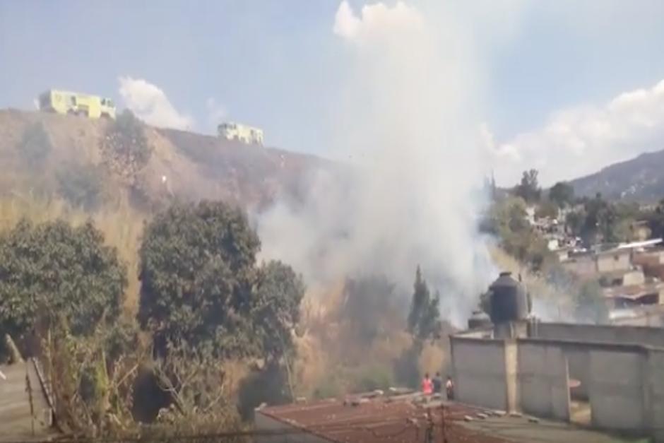 Cierran la pista principal del Aeropuerto La Aurora por un incendio forestal que se registra en las cercanías (Foto: captura de pantalla)