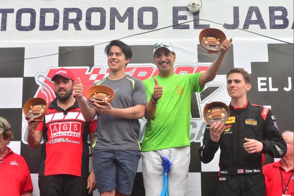 Carlos Zaid y Juan Diego Hern&aacute;ndez festejan el triunfo en El Salvador. (Foto: Jes&uacute;s Alfonso/Soy502)