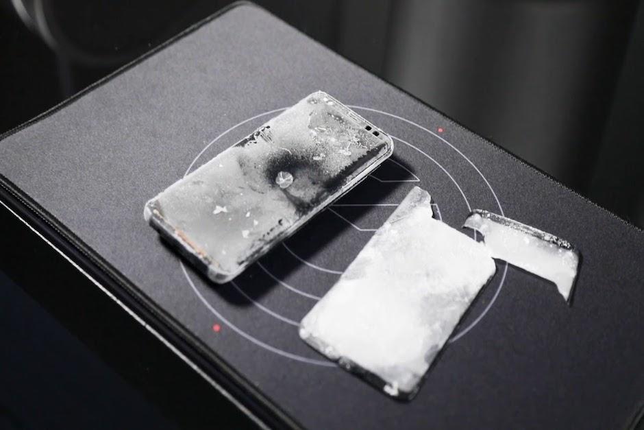 Este sistema sirve para separar el vidrio roto de la pantalla de cualquier tel&eacute;fono sin da&ntilde;ar el panel AMOLED (Foto: YouTube)