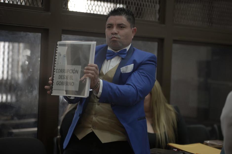 "El Taquero" lleg&oacute; con un llamativo traje a la audiencia donde se conocer&aacute; si ir&aacute; a juicio por el asesinato de Byron Lima Oliva. (Foto: Wilder L&oacute;pez/Soy502)