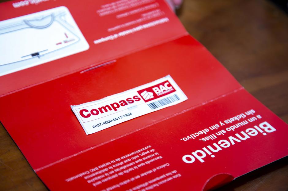 El sticker Compass debe estar ubicado en el vidrio frontal, en la esquina superior izquierda para que pueda ser leído y automáticamente la talanquera se levante. (Foto: Victor Xiloj/Soy502)