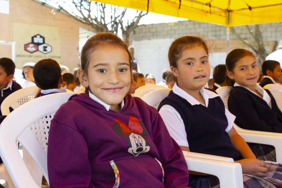 La Fundación Castillo Córdova realizó una entrega simbólica en la Escuela Oficial Rural Mixta "Los Ríos" en San Vicente Pacaya, Escuintla. (Foto: Magui Medina/Soy502)