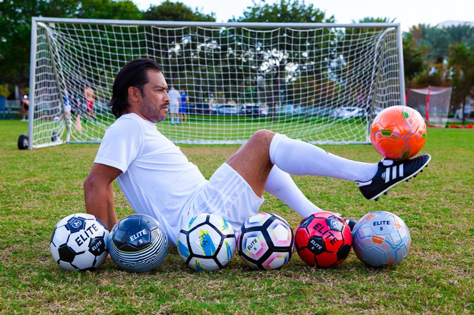 Carlos "el Pescado" Ruiz cont&oacute; detalles de su nueva l&iacute;nea de balones Elite. (Foto: cortes&iacute;a)