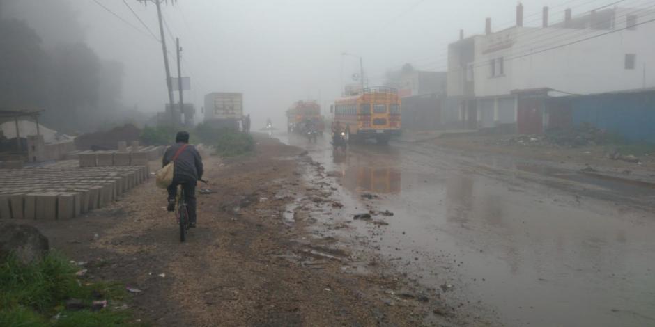 Los pobladores de una regi&oacute;n de Quetzaltenango captaron como una correntada arrastra un veh&iacute;culo. (Foto: Conred)&nbsp;