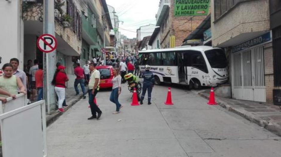 Un bus se qued&oacute; sin frenos y cay&oacute; en reversa en una pronunciada pendiente de Colombia. (Foto: Caracol)