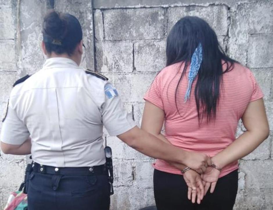 Agentes de la polic&iacute;a captura a una mujer que se dedica al tr&aacute;fico de personas. (Foto: PNC)