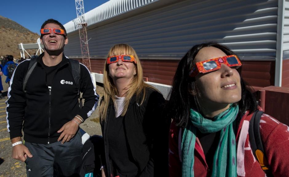 Las personas se preparan para ver este fen&oacute;meno en diversos lugares en Chile. (Foto: AFP)