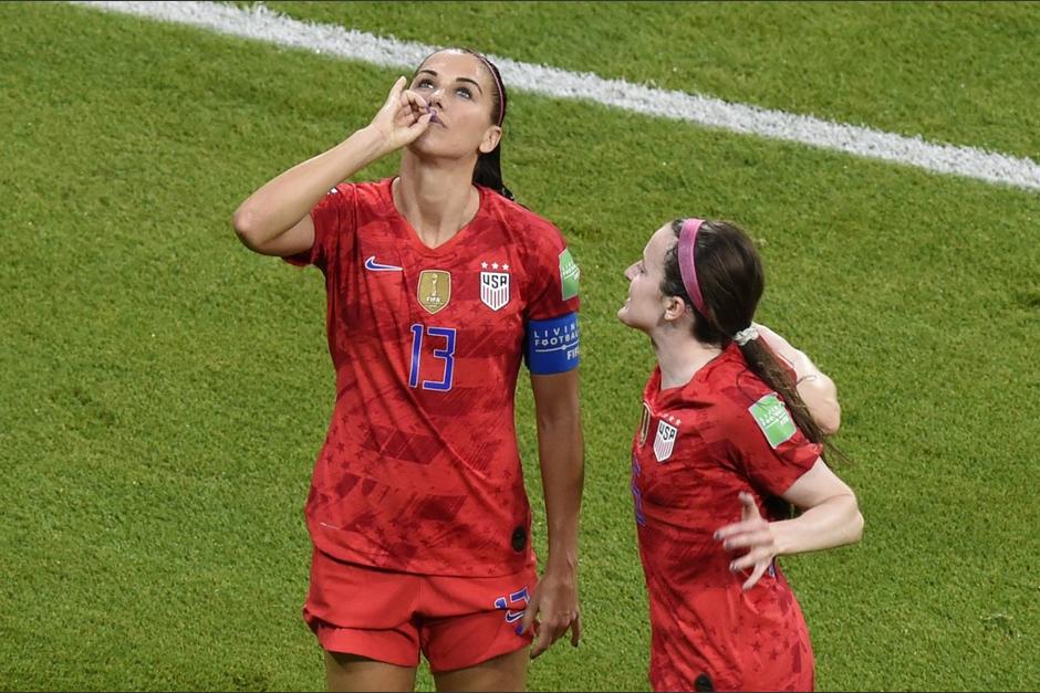 Alex Morgan anot&oacute; el gol del triunfo de Estados Unidos sobre Inglaterra y lo festej&oacute; tom&aacute;ndose un t&eacute; ingl&eacute;s. (Foto: AFP)