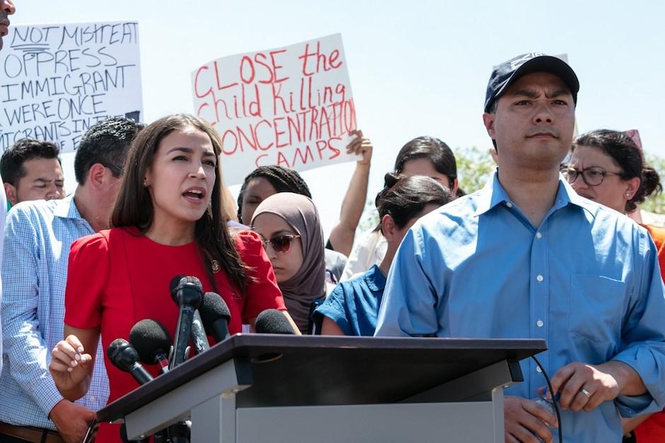 Alexandria Ocasio-Cortez fuera del centro de detenci&oacute;n de migrantes. (Foto: AFP)