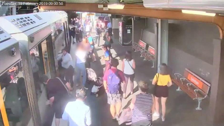 Ni&ntilde;o cae entre las v&iacute;as de un tren en Australia. (Foto: Captura de video)