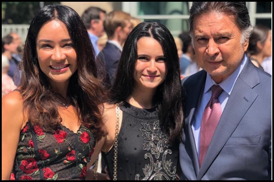 Gabriela Portillo junto a sus padres en el d&iacute;a de la graduaci&oacute;n. (Foto: Instagram)&nbsp;