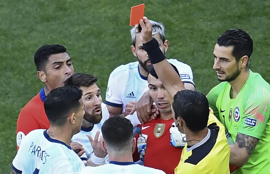 Momento en el que el árbitro le muestra la tarjeta roja a Lionel Messi. (Foto: AFP)