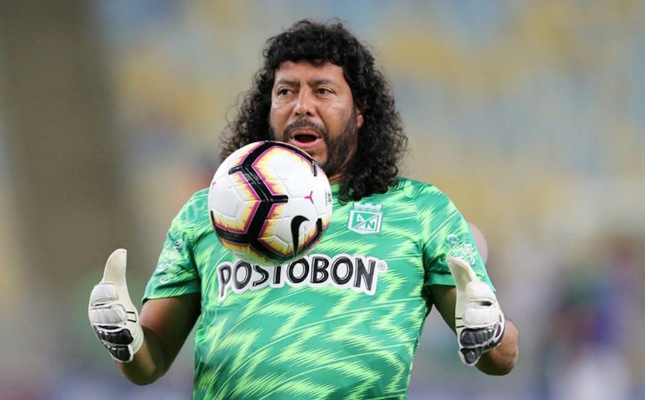 Ren&eacute; Higuita se cort&oacute; el pelo despu&eacute;s de perder una apuesta. (Foto: Telefe)