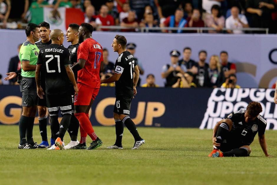 Los jugadores de M&eacute;xico y Estados Unidos increpan al &aacute;rbitro guatemalteco Mario Escobar, durante la final de la Copa Oro 2019. (Foto: AFP)