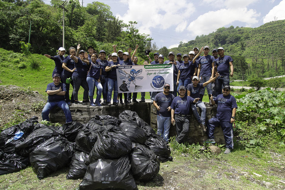 Colaboradores de Helicópteros de Guatemala lucen orgullosos tras cumplir el reto. (Foto: Helicópteros de Guatemala)