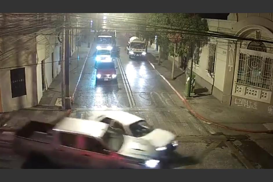 El conductor de un pic-up hizo caso omiso a las se&ntilde;ales de tr&aacute;nsito y caus&oacute; un accidente. (Foto: Captura de pantalla)&nbsp;