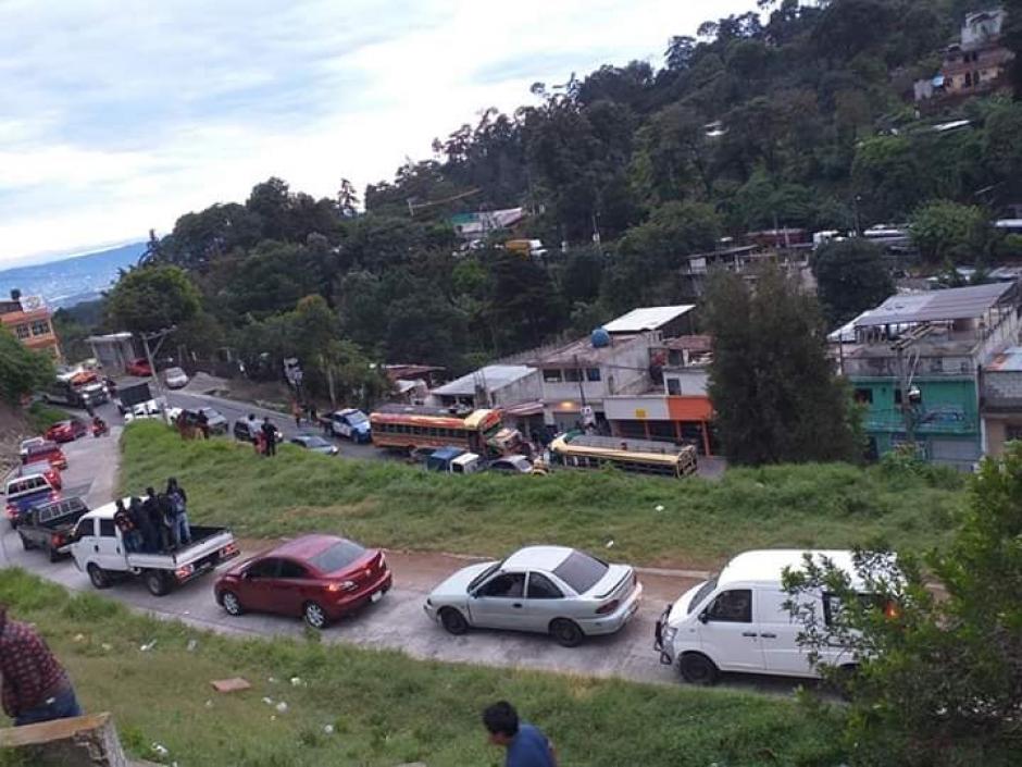 El bus choc&oacute; contra cuatro carros y otro bus de transporte colectivo. (Foto: TV San Pedro Televisi&oacute;n)&nbsp;