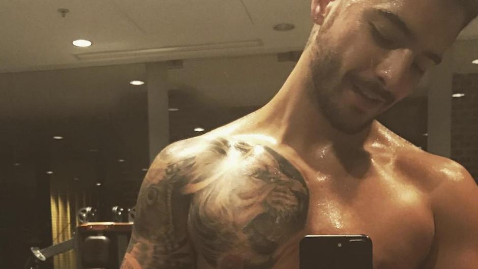 Maluma bail&oacute; de manera sensual desde un cuarto de hotel en Ucrania. (Foto: Instagram)&nbsp;