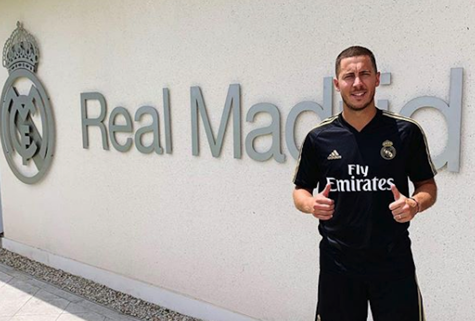Eden Hazard posa feliz en su primer d&iacute;a en su nueva oficina. (Foto: Soy502)