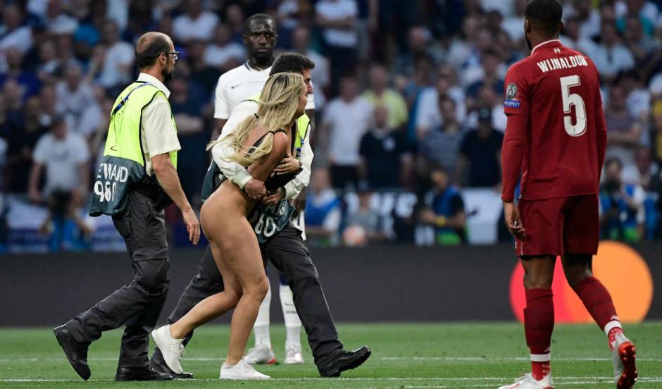 La mujer quiso hacer lo mismo que en la Champions pero en la final de Brasil. (Foto: AFP)&nbsp;