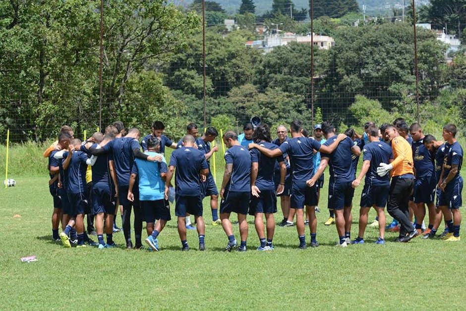 El plantel albo durante una de las pr&aacute;cticas de pretemporada. (Foto: Comunicaciones)