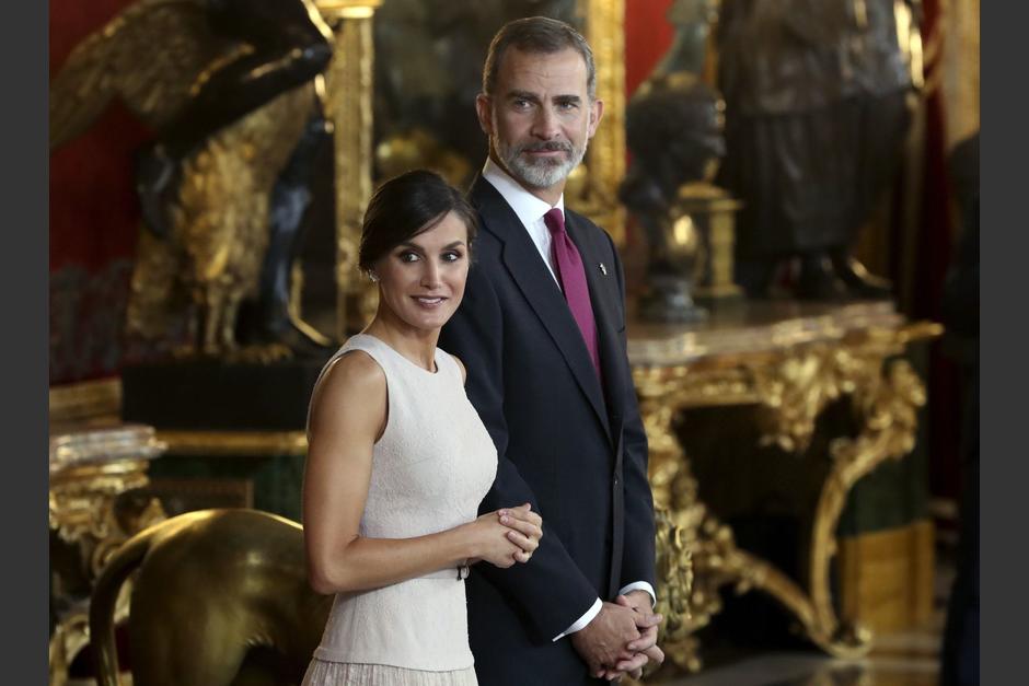 Los reyes de Espa&ntilde;a protagonizaron un inc&oacute;modo momento ante las c&aacute;maras. (Foto: AFP)&nbsp;