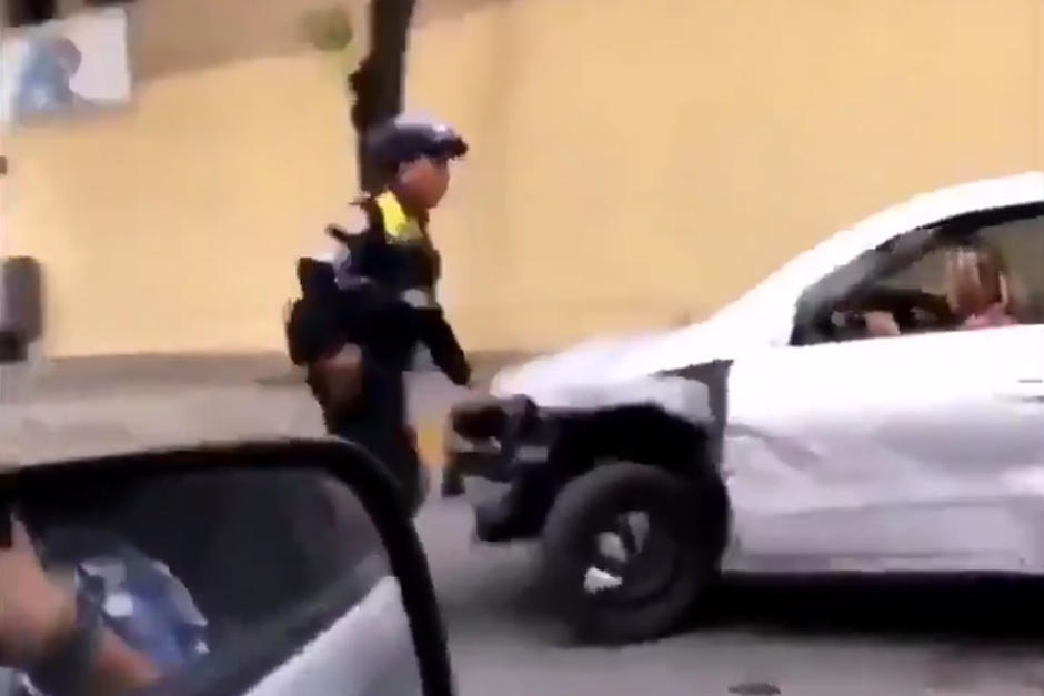 La mujer grita desesperada en el vehículo y además casi atropella a dos personas más. (Foto: captura video Twitter)&nbsp;