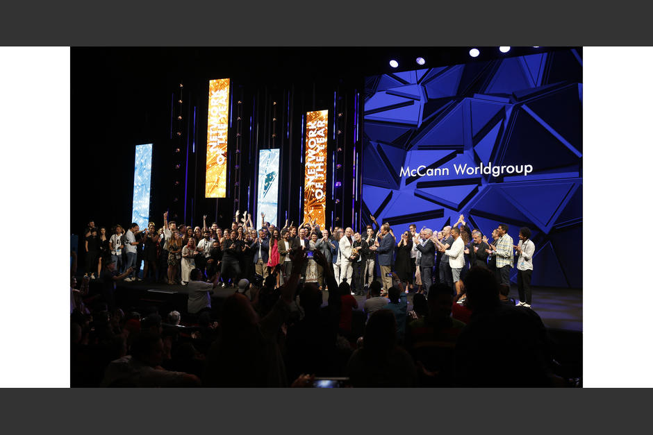 Colaboradores de McCann Worldgroup recibiendo distinción como la mejor red de agencias del año. (Foto: cortesía)