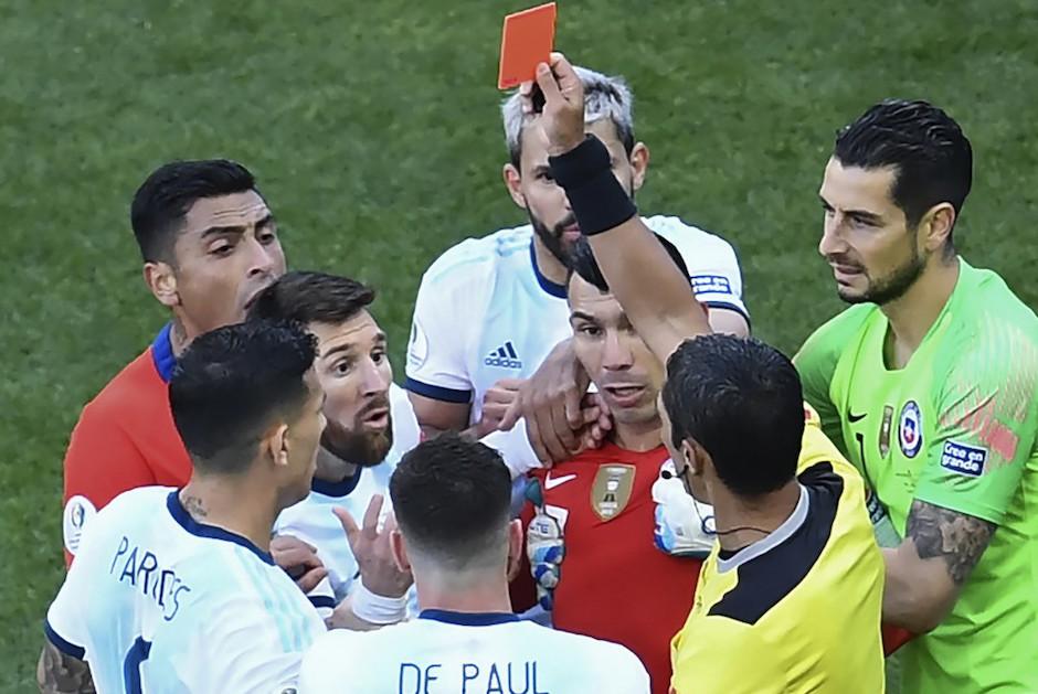 Lionel Messi termin&oacute; la Copa Am&eacute;rica con una expulsi&oacute;n. (Foto: AFP)