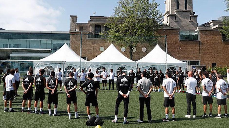 El Real Madrid durante el minuto de silencio antes de iniciar su entrenamiento. (Foto: Real Madrid)