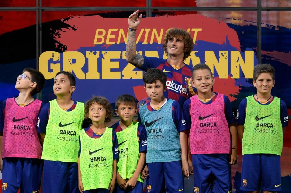 Antoine Griezmann lució feliz tras ser fichado por el FC Barcelona. (Foto: AFP)