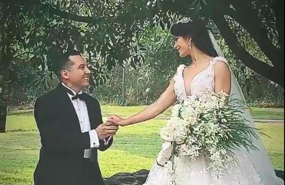 Kimberly Flores y Edwin Luna&nbsp; eligieron el outfit para su boda. (Foto: Captura de video)