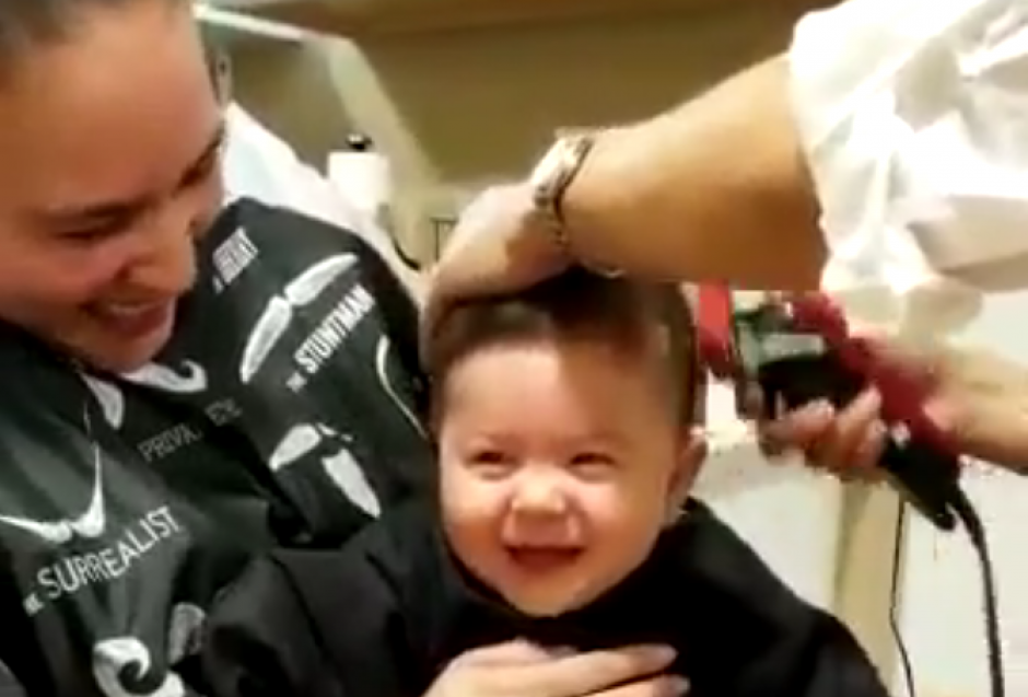 Este ni&ntilde;o tiene un ataque de risa mientras le cortan el cabello. (Foto: Captura de pantalla)&nbsp;