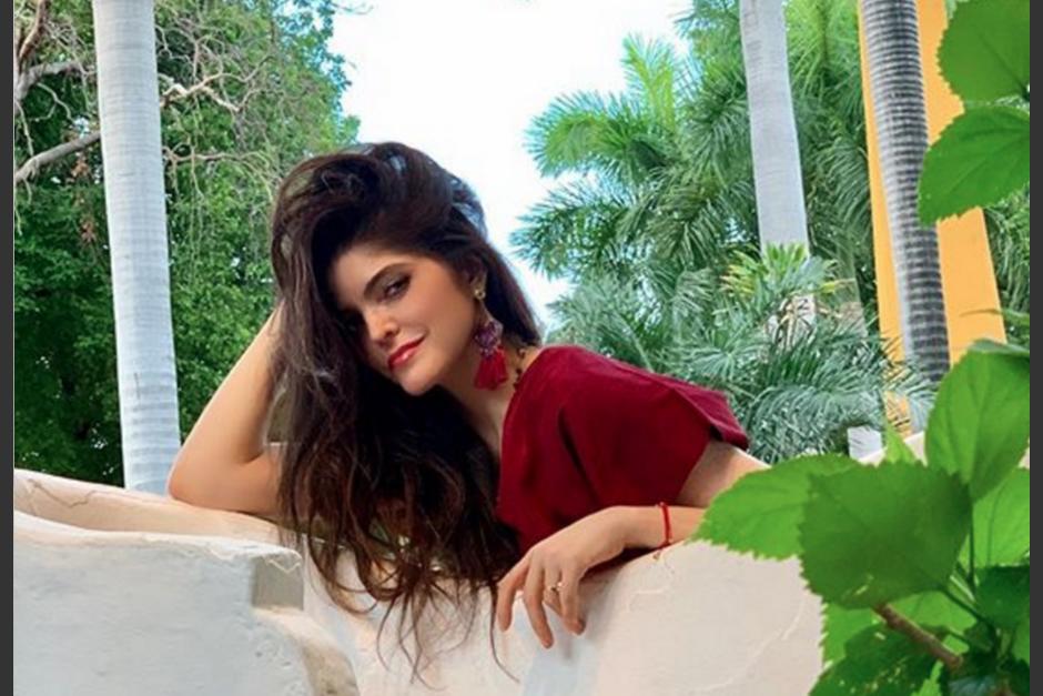 La cantante mexicana pos&oacute; al lado de una palmera junto al mar y presumi&oacute; su cuerpazo. (Foto: Instagram)