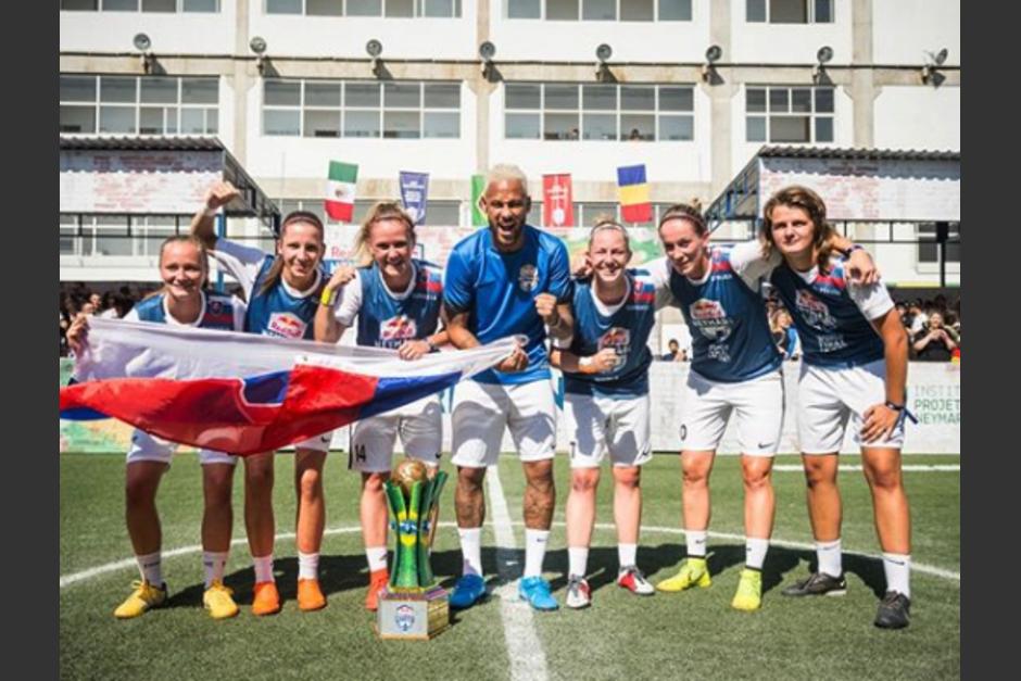 El Spartak Myjava femenino de Eslovaquia gan&oacute; el torneo Red Bull Neymar Jr's Five en Brasil. (Foto: Instagram)