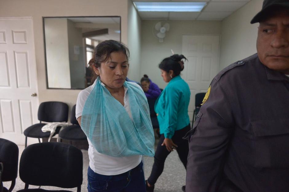 Brenda Jeaneth Tello L&oacute;pez, experta del Instituto Nacional de Ciencias Forenses mostr&oacute; los elementos (Foto: Jes&uacute;s Alfonso/Soy502)