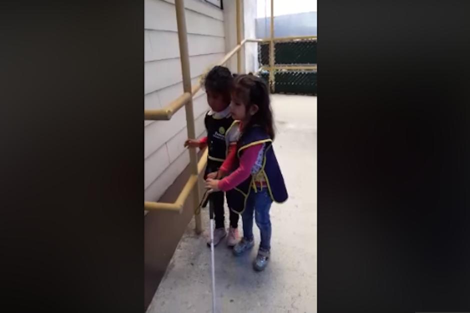 Un v&iacute;deo en el que dos ni&ntilde;as con discapacidad visual se acompa&ntilde;an a &ldquo;andar&rdquo; se viraliz&oacute; (Foto: Captura de pantalla)