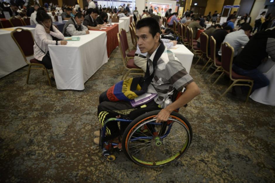 Moisés Chavac busca empleo en diferentes ferias para conseguir una fuente de ingresos estable. (Foto:Wilder López/Soy 502)