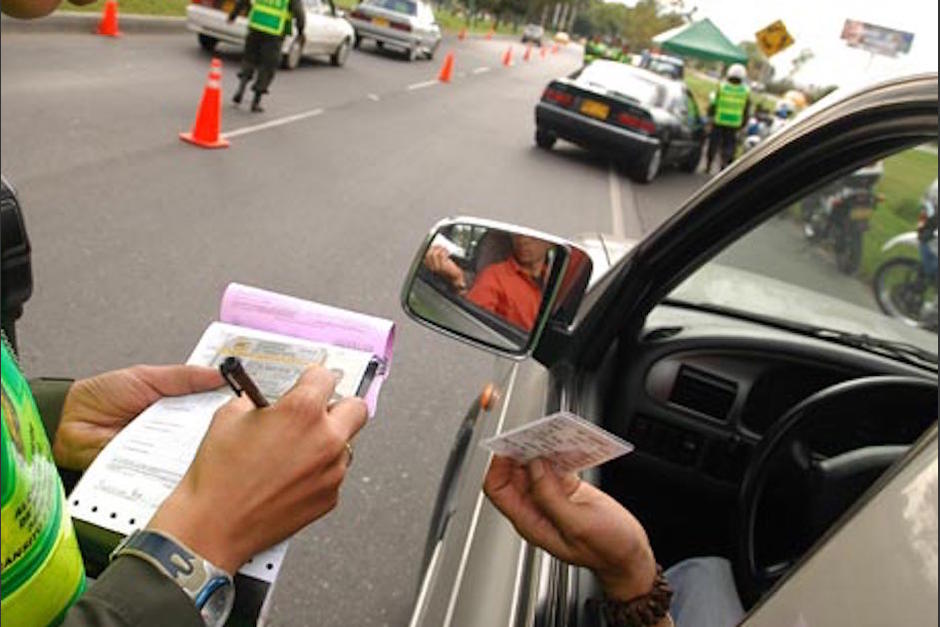 Polic&iacute;a de tr&aacute;nsito cachetea a un conductor y luego lo multa. (Foto: Archivo/Soy502)