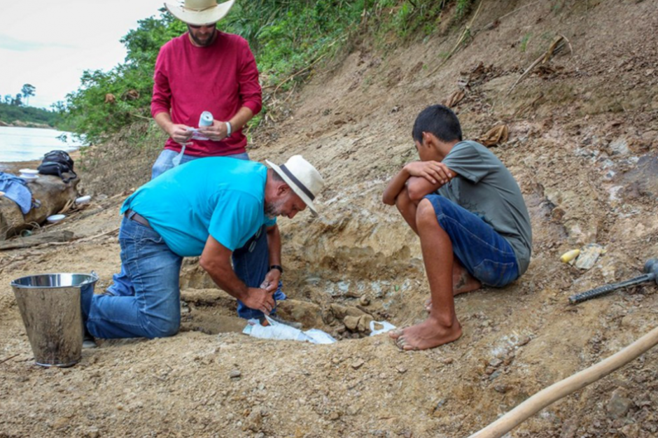 Ni&ntilde;o descubre el f&oacute;sil de un cocodrilo gigante. (Foto: Raylanderson Frota)&nbsp;