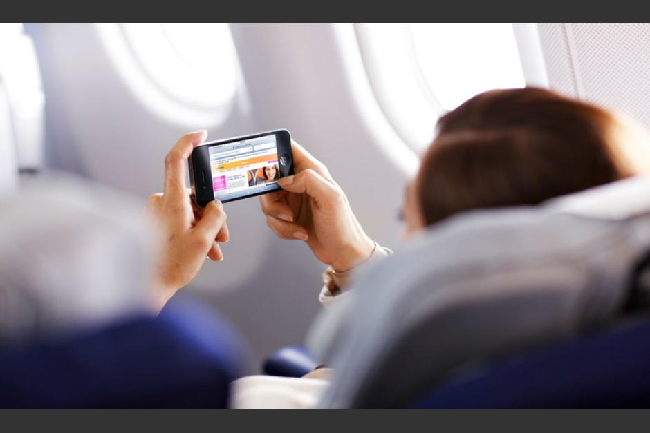 Entre m&aacute;s sea el n&uacute;mero de tel&eacute;fonos que emiten se&ntilde;ales de radio, mayor es el potencial de interferencia con el sistema de vuelo de un avi&oacute;n. (Foto: Reclama y vuela).