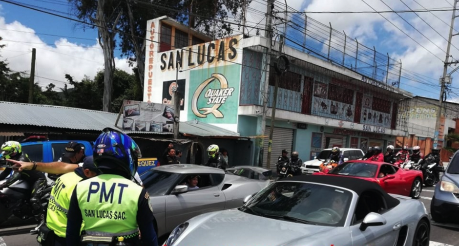 Algunos carros de lujo fueron multados, ya que según la PMT participaban en carreras clandestinas. (Foto: Gráfico Sacatepéquez)&nbsp;